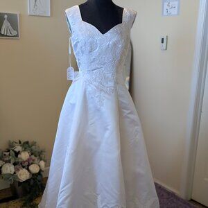 Monique bridal A Line Vintage gown- size 6